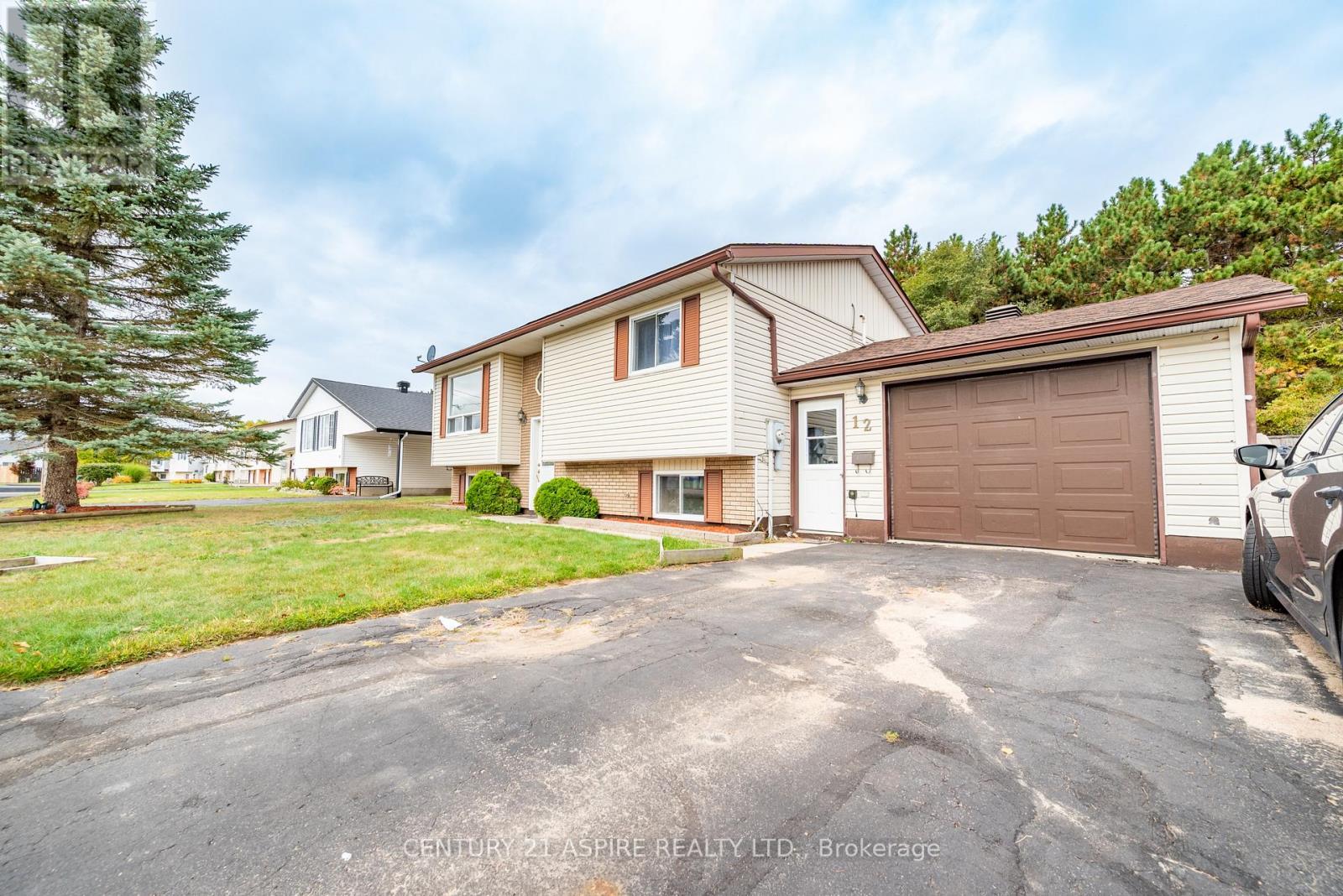 12 Dutch Drive, Petawawa, Ontario  K8H 3M2 - Photo 4 - X12431726