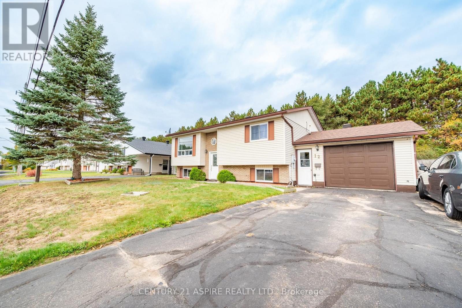 12 Dutch Drive, Petawawa, Ontario  K8H 3M2 - Photo 5 - X12431726