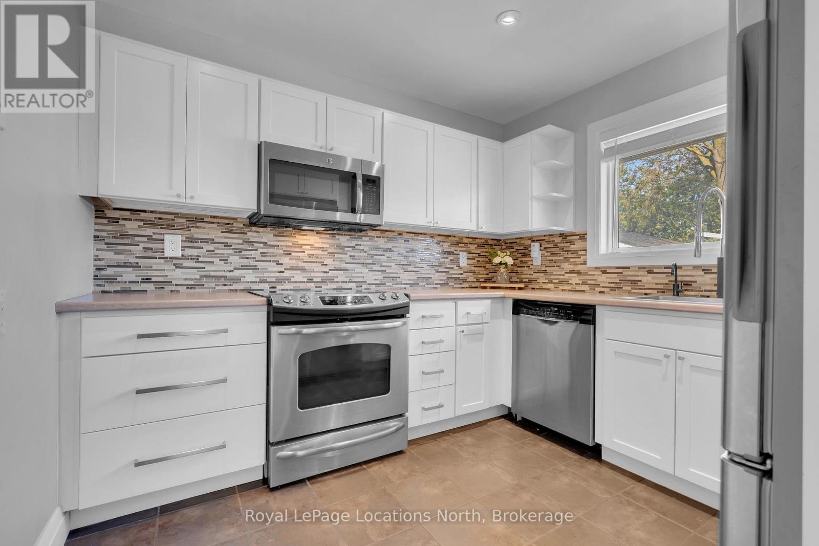 88 Rose Street, Barrie, Ontario  L4M 2T2 - Photo 6 - S12431729