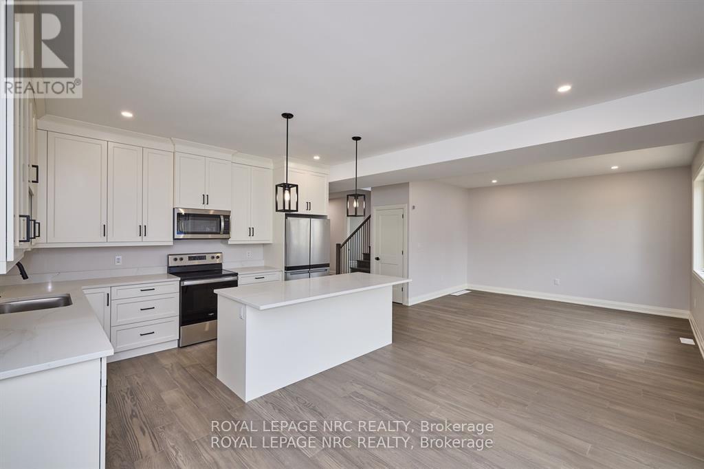 149 Hodgkins Avenue, Thorold (Allanburg/thorold South), Ontario  L2V 0M6 - Photo 4 - X12431741
