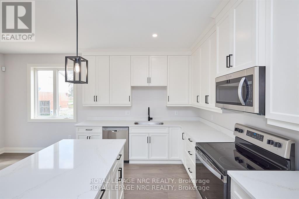 195 Hodgkins Avenue, Thorold (Allanburg/thorold South), Ontario  L2V 0M6 - Photo 10 - X12431743