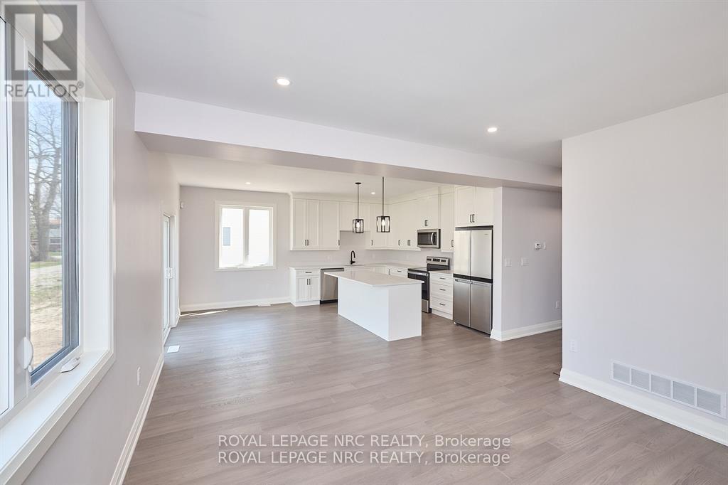 195 Hodgkins Avenue, Thorold (Allanburg/thorold South), Ontario  L2V 0M6 - Photo 11 - X12431743