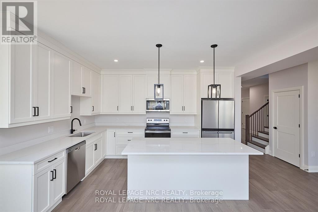 195 Hodgkins Avenue, Thorold (Allanburg/thorold South), Ontario  L2V 0M6 - Photo 2 - X12431743