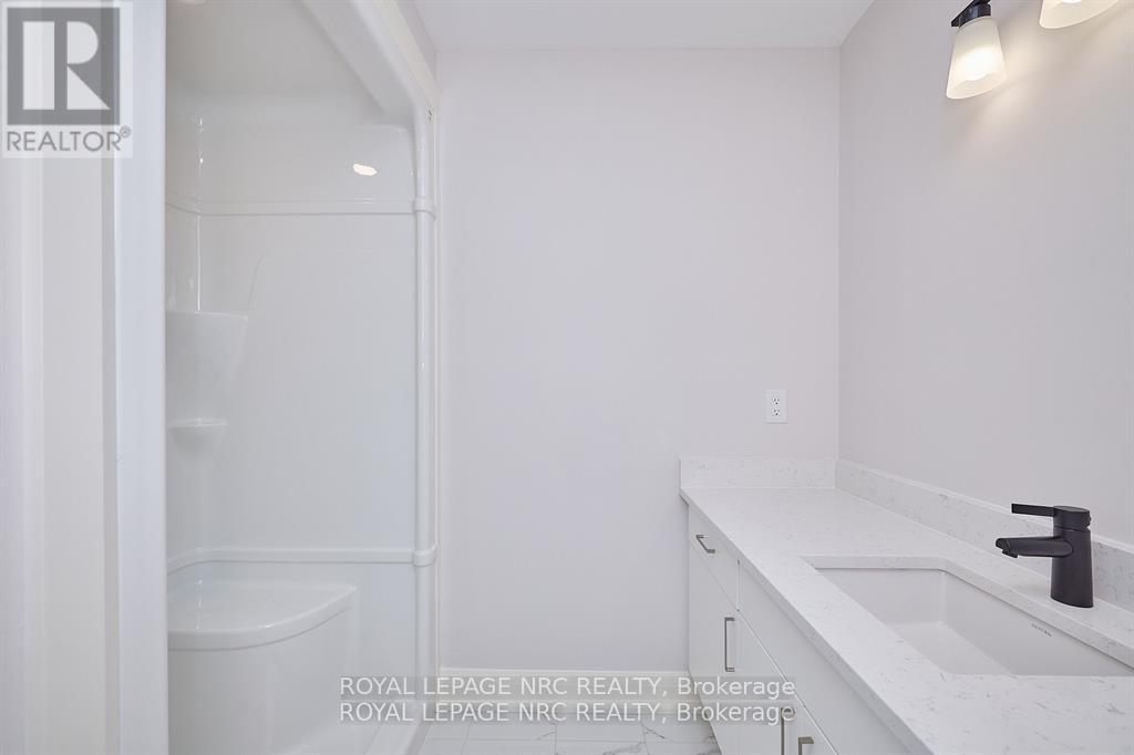 195 Hodgkins Avenue, Thorold (Allanburg/thorold South), Ontario  L2V 0M6 - Photo 28 - X12431743