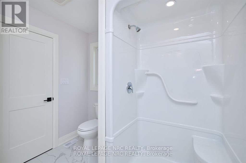 195 Hodgkins Avenue, Thorold (Allanburg/thorold South), Ontario  L2V 0M6 - Photo 29 - X12431743