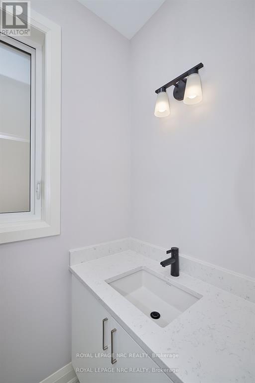 195 Hodgkins Avenue, Thorold (Allanburg/thorold South), Ontario  L2V 0M6 - Photo 4 - X12431743