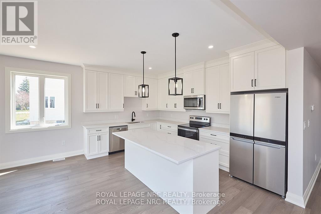 195 Hodgkins Avenue, Thorold (Allanburg/thorold South), Ontario  L2V 0M6 - Photo 8 - X12431743