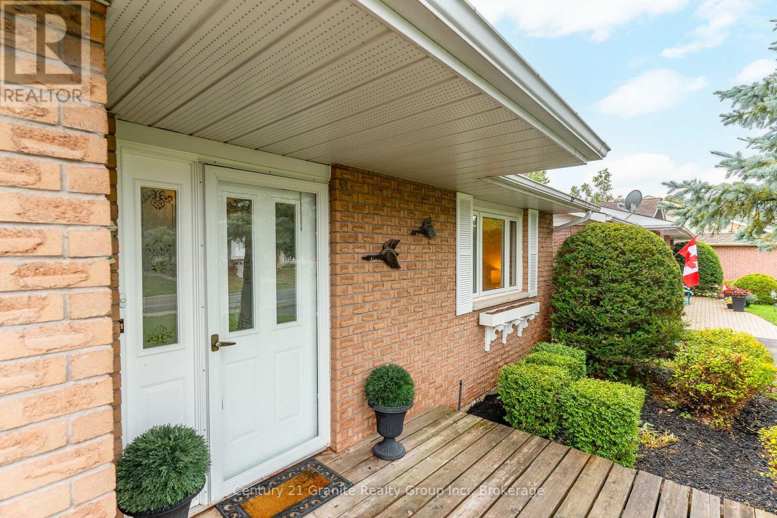 34 Cedartree Lane, Kawartha Lakes, Ontario  K0M 1A0 - Photo 2 - X12431737