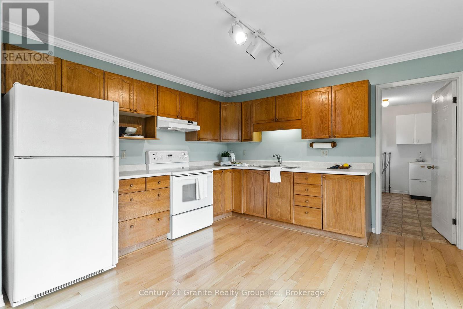34 Cedartree Lane, Kawartha Lakes, Ontario  K0M 1A0 - Photo 9 - X12431737