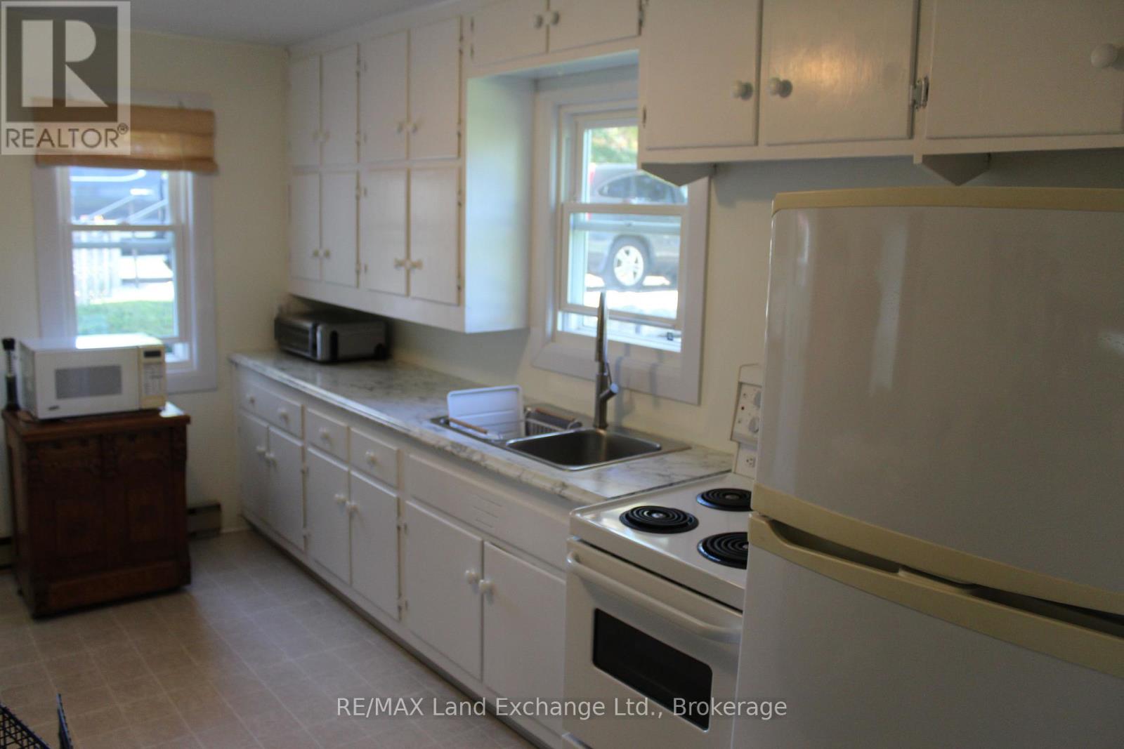 415 Elgin Street S, Kincardine, Ontario  N2Z 2V4 - Photo 5 - X12429207
