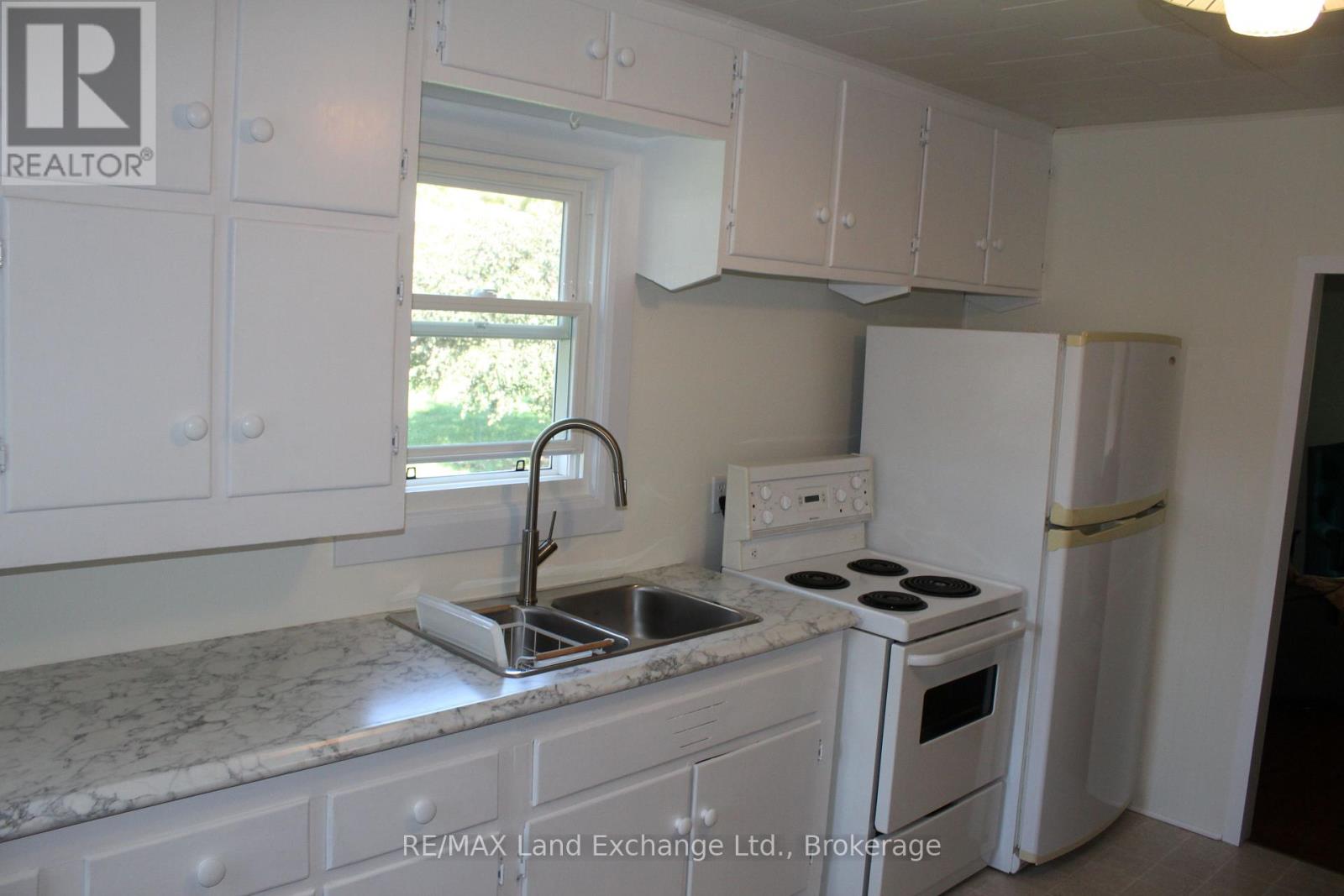 415 Elgin Street S, Kincardine, Ontario  N2Z 2V4 - Photo 4 - X12429207