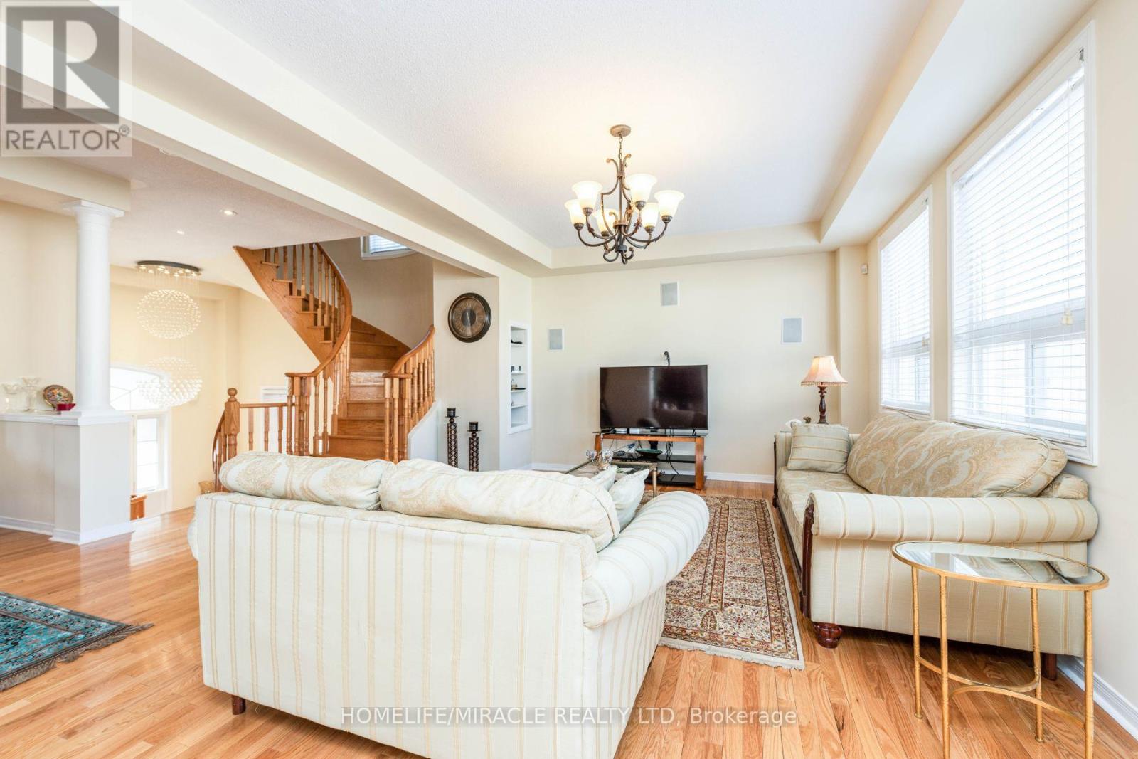 8 Solway Crescent, Ajax, Ontario  L1Z 0A7 - Photo 4 - E12428116