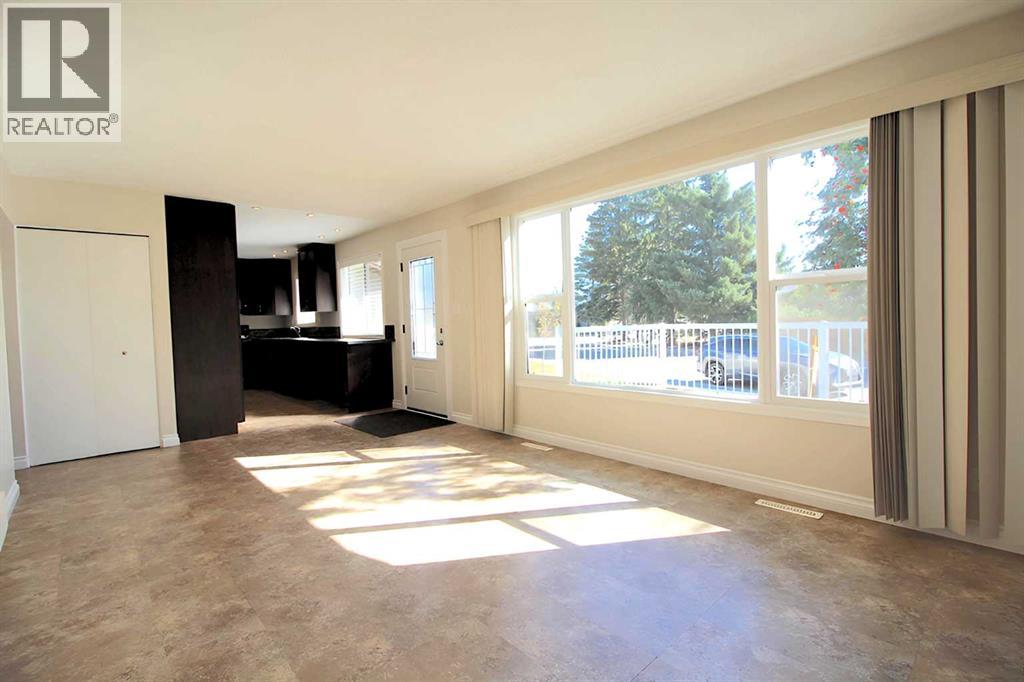 2 Forest Close, Red Deer, Alberta  T4N 4Z7 - Photo 3 - A2259295
