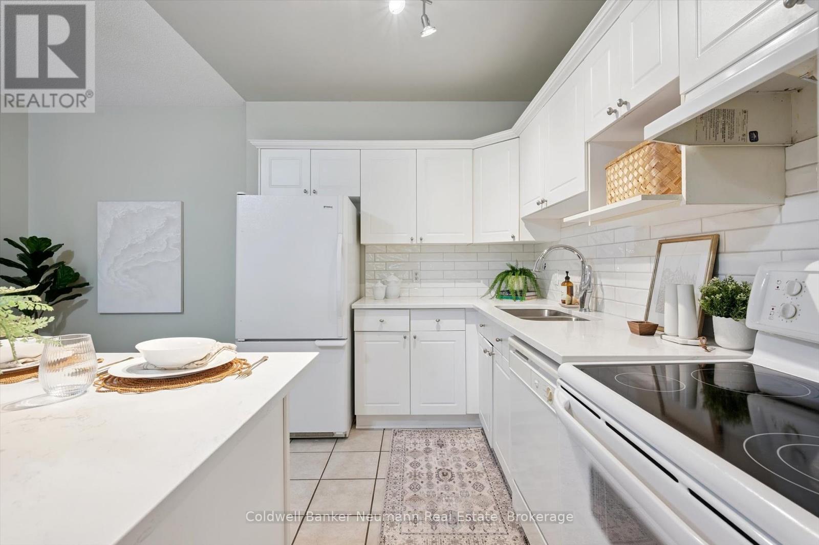 206 - 60 Wyndham Street S, Guelph, Ontario  N1E 7H7 - Photo 4 - X12431817