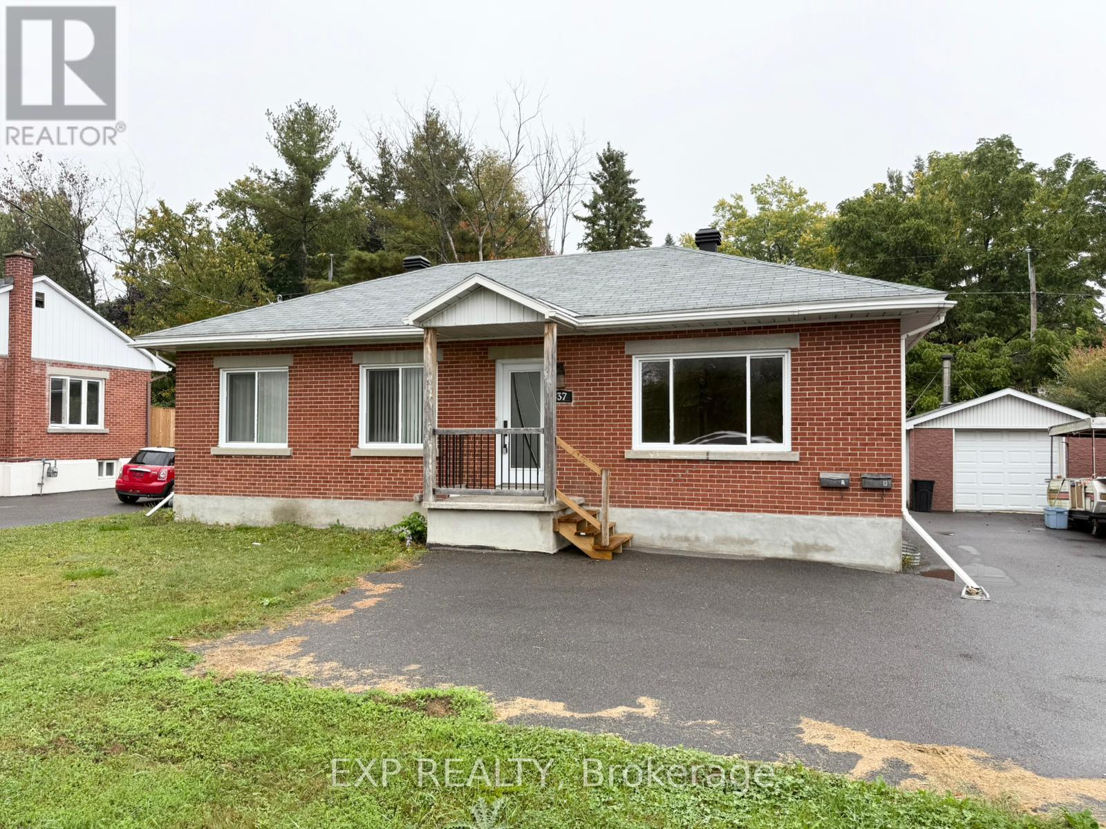 Unit A - 837 Blair Road, Ottawa, Ontario  K1J 7M6 - Photo 1 - X12431932