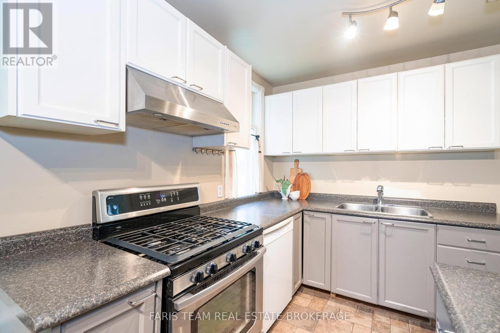105 Barrie Street, Bradford West Gwillimbury, Ontario  L9S 2C9 - Photo 6 - N12431719