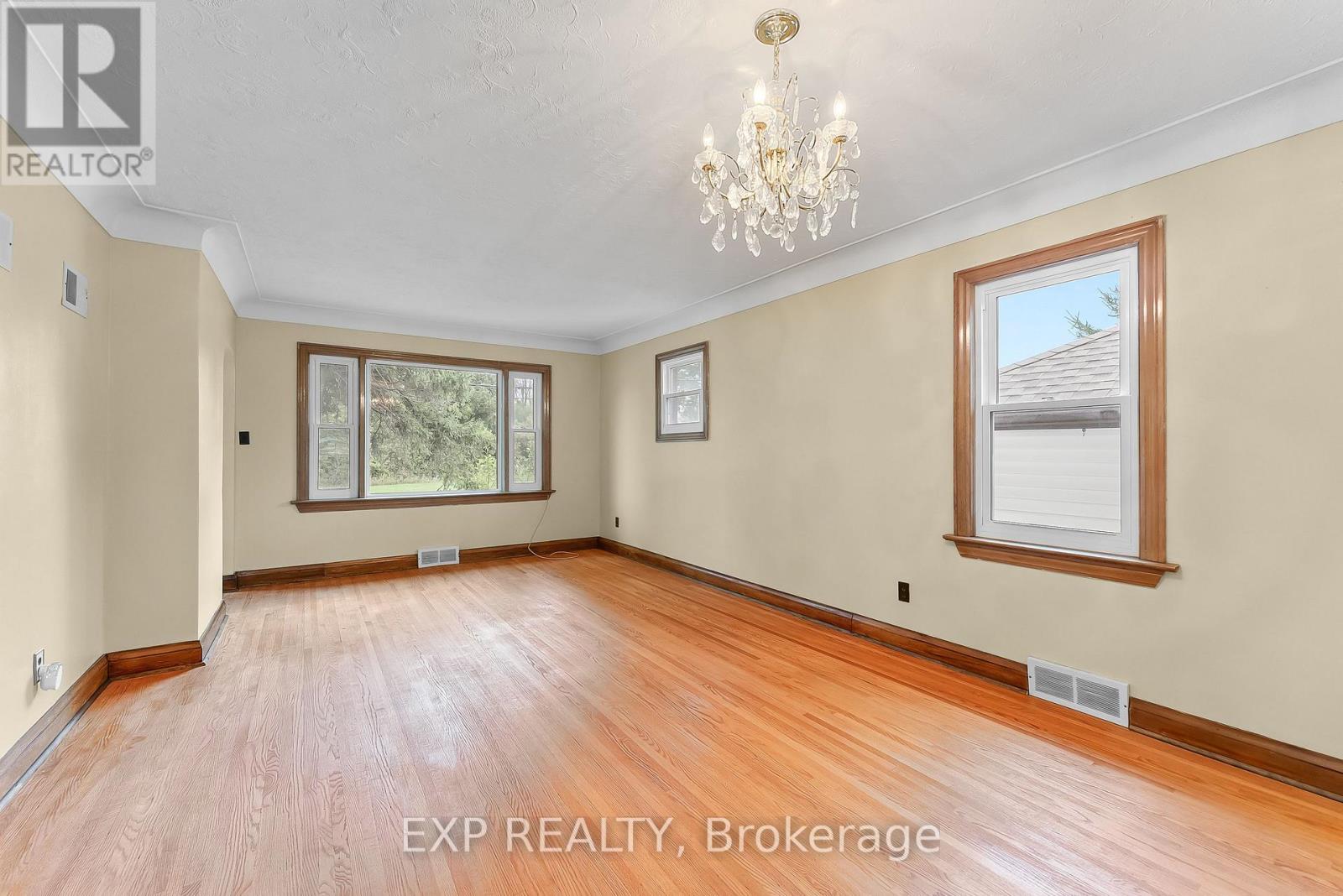 562 Broadway Street, Welland (Broadway), Ontario  L3C 5M5 - Photo 10 - X12431811