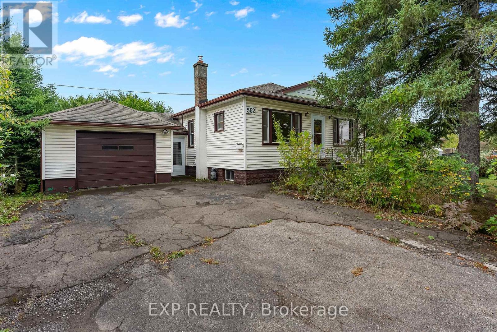 562 Broadway Street, Welland (Broadway), Ontario  L3C 5M5 - Photo 2 - X12431811