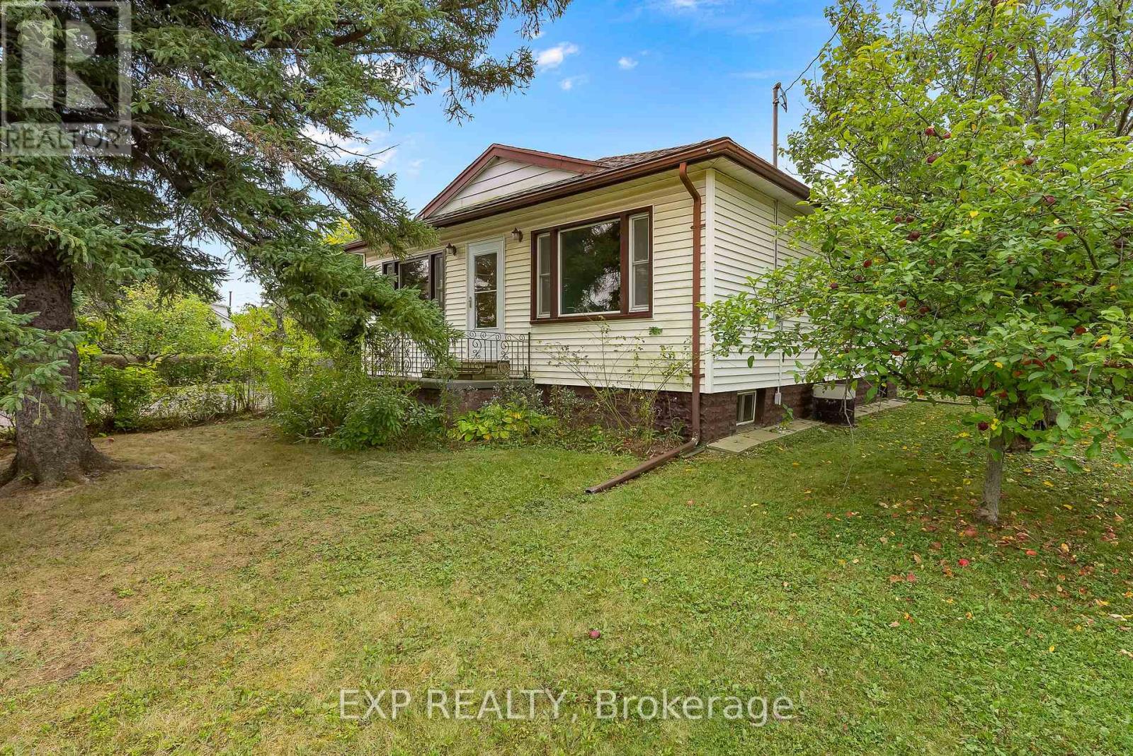 562 Broadway Street, Welland (Broadway), Ontario  L3C 5M5 - Photo 3 - X12431811