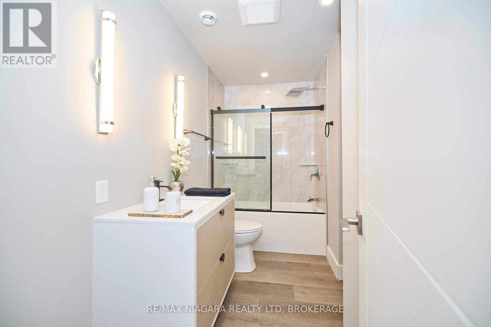 201 - 1440 Pelham Street, Pelham (Fonthill), Ontario  L0S 1E0 - Photo 12 - X12431818