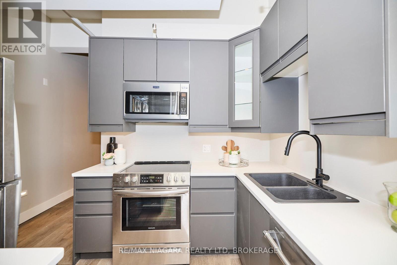 201 - 1440 Pelham Street, Pelham (Fonthill), Ontario  L0S 1E0 - Photo 4 - X12431818