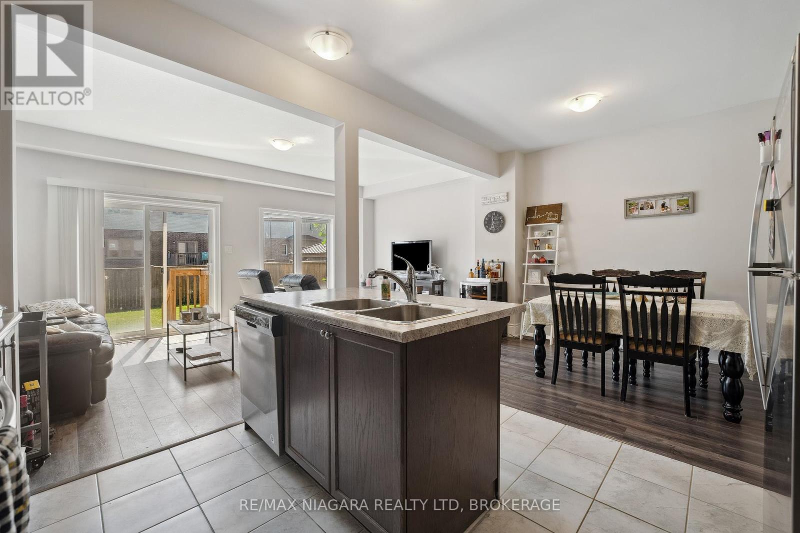 55 Sunset Way, Thorold, Ontario  L2V 0C7 - Photo 11 - X12431820