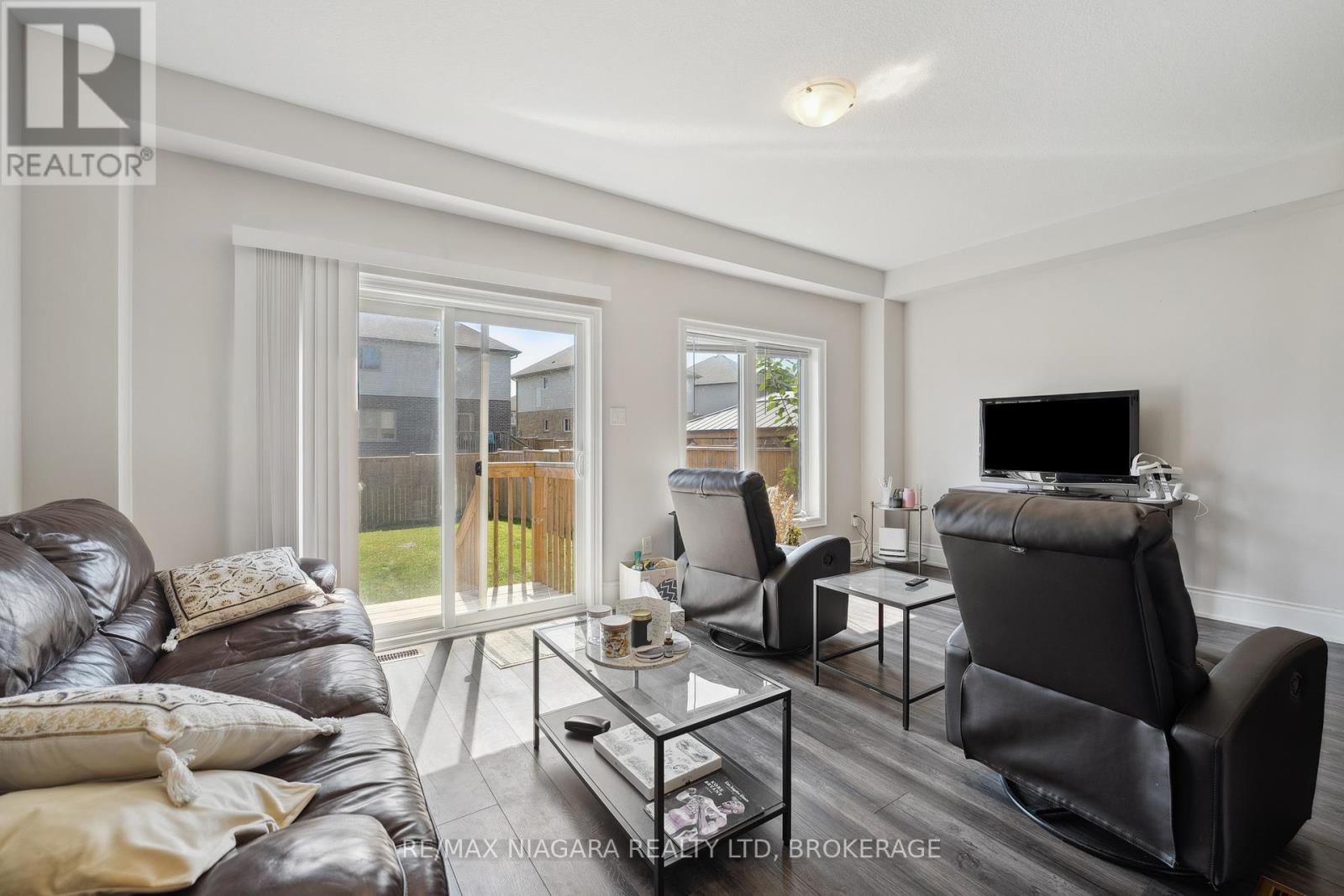 55 Sunset Way, Thorold, Ontario  L2V 0C7 - Photo 12 - X12431820