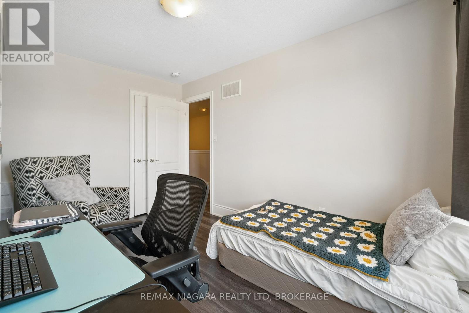 55 Sunset Way, Thorold, Ontario  L2V 0C7 - Photo 21 - X12431820