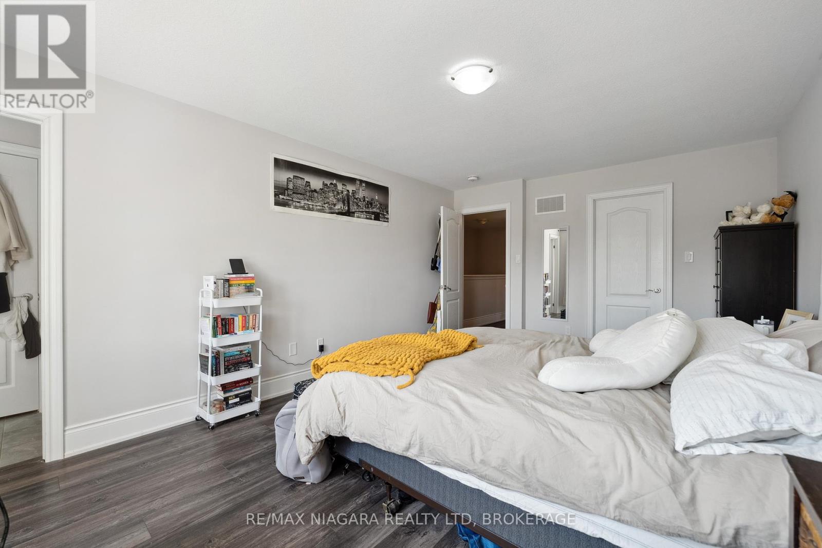 55 Sunset Way, Thorold, Ontario  L2V 0C7 - Photo 26 - X12431820