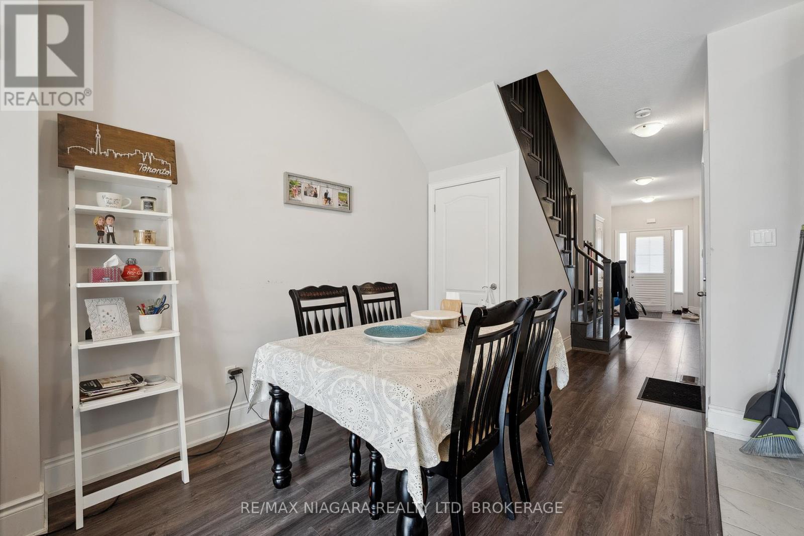 55 Sunset Way, Thorold, Ontario  L2V 0C7 - Photo 4 - X12431820