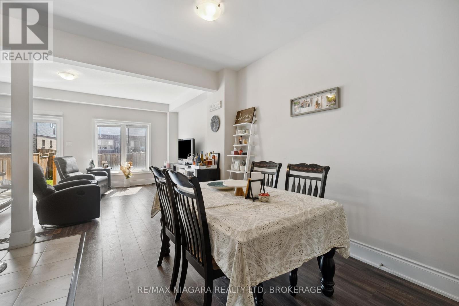 55 Sunset Way, Thorold, Ontario  L2V 0C7 - Photo 5 - X12431820