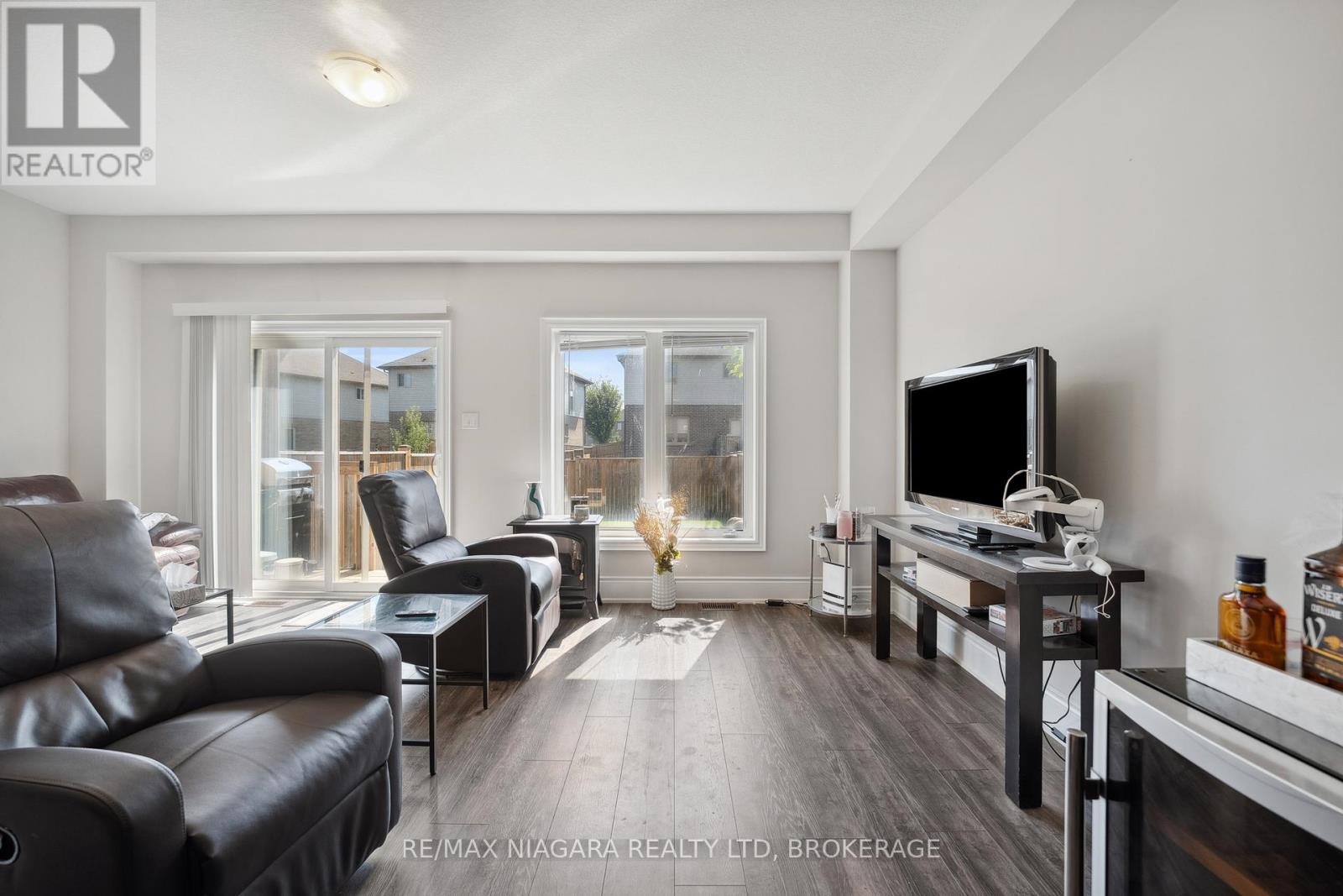 55 Sunset Way, Thorold, Ontario  L2V 0C7 - Photo 8 - X12431820