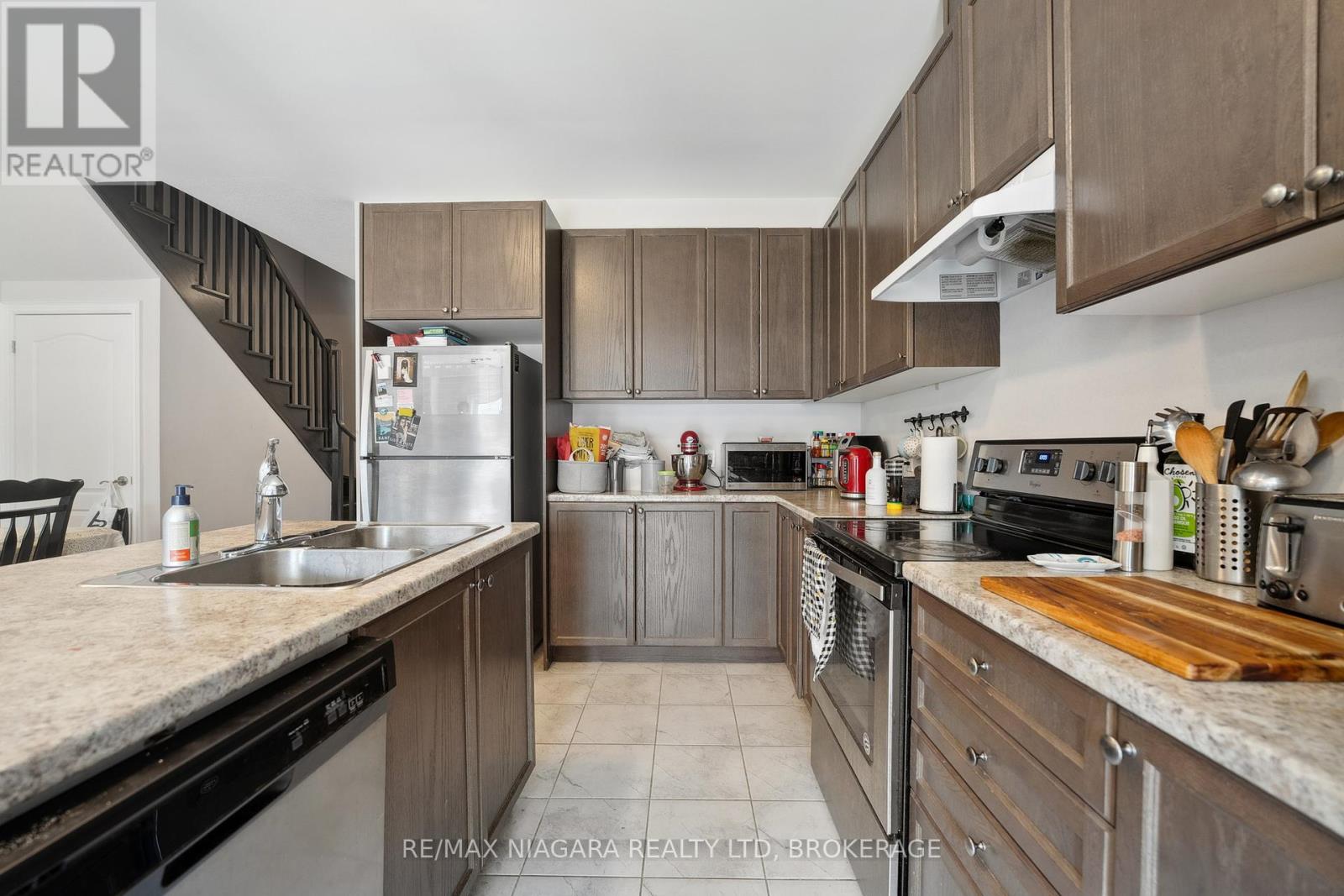 55 Sunset Way, Thorold, Ontario  L2V 0C7 - Photo 9 - X12431820