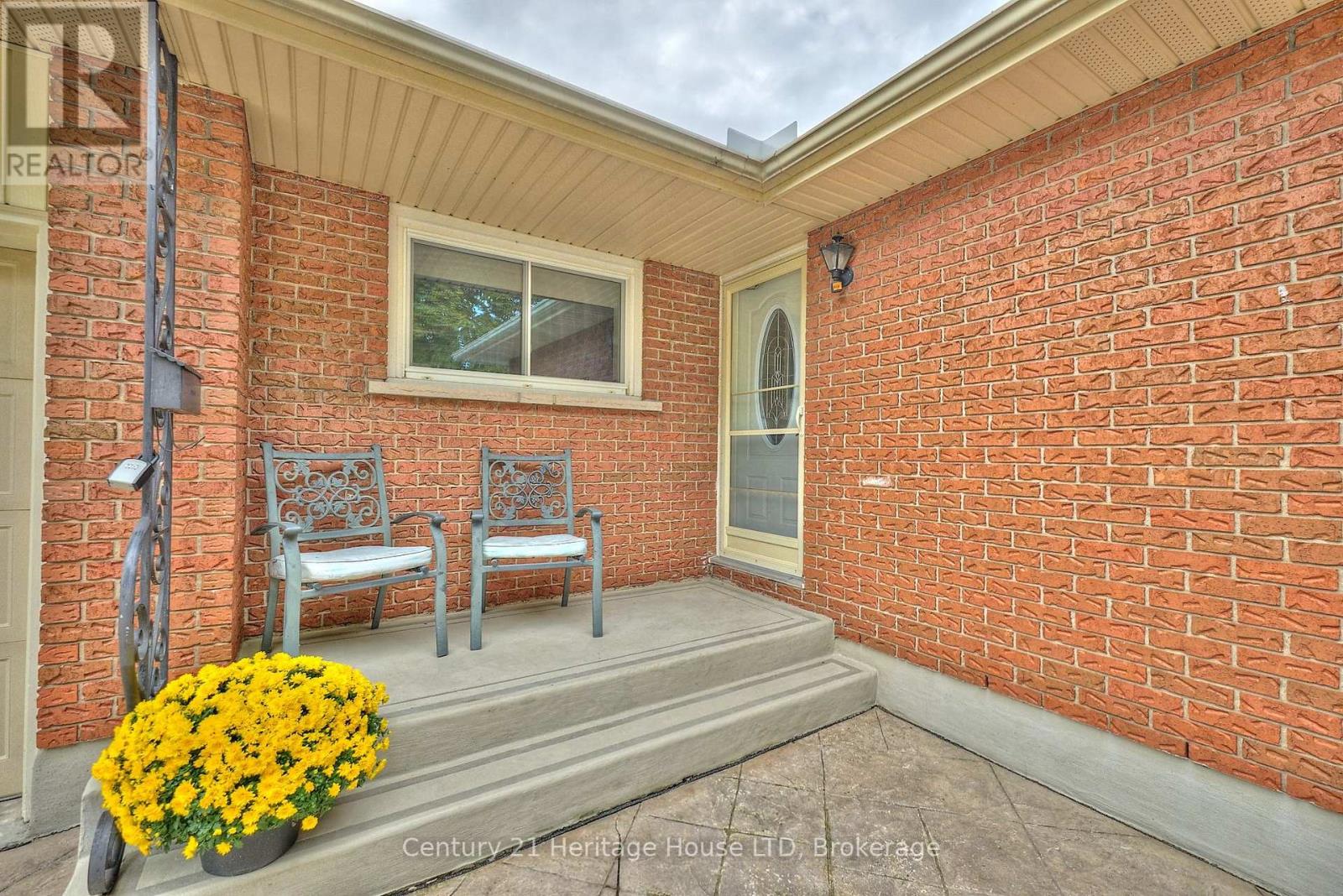 18 Princeway Drive, St. Catharines, Ontario  L2N 2X6 - Photo 4 - X12431829