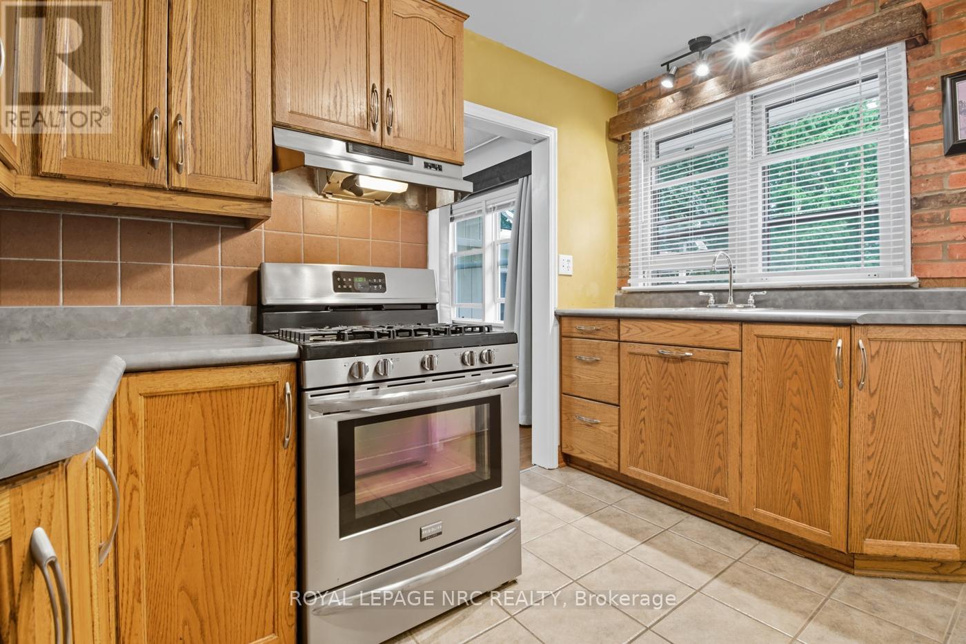 42 Linwood Drive, Welland, Ontario  L3C 2B6 - Photo 12 - X12431848