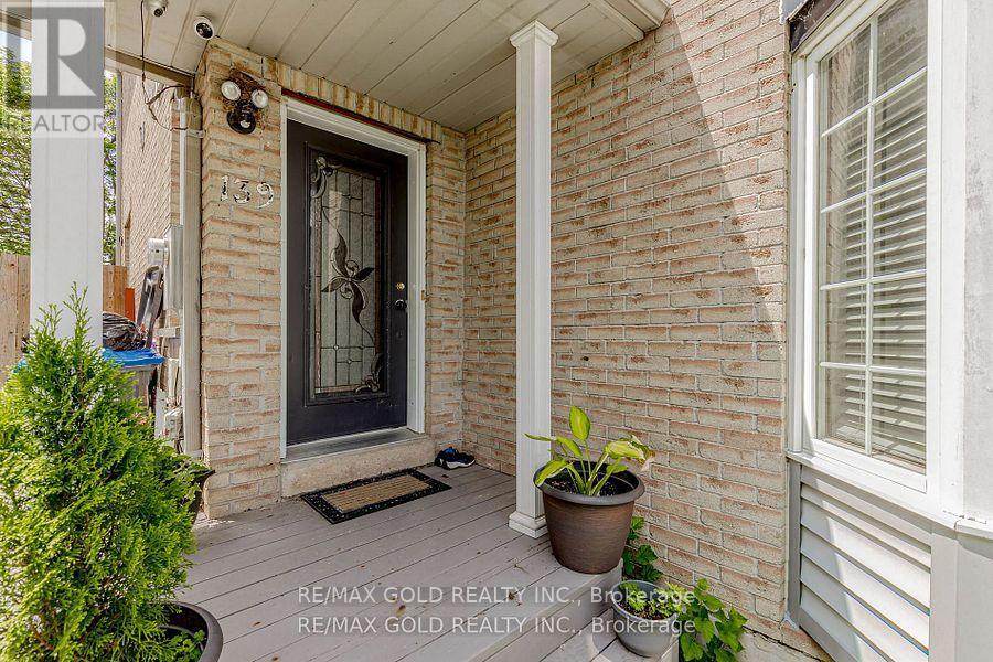139 Chipmunk Crescent, Brampton, Ontario  L6R 1B7 - Photo 2 - W12431751