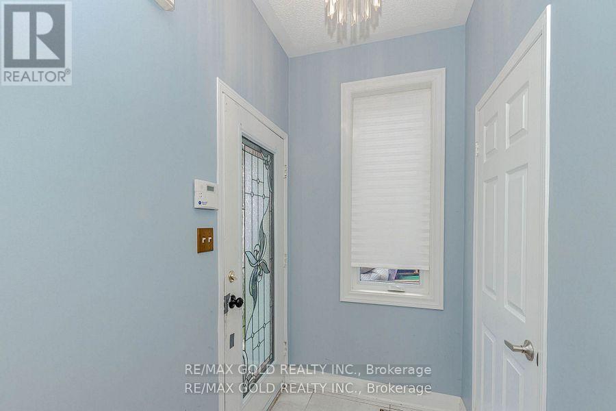 139 Chipmunk Crescent, Brampton, Ontario  L6R 1B7 - Photo 3 - W12431751