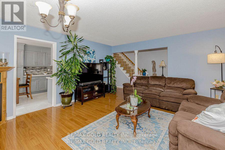 139 Chipmunk Crescent, Brampton, Ontario  L6R 1B7 - Photo 6 - W12431751