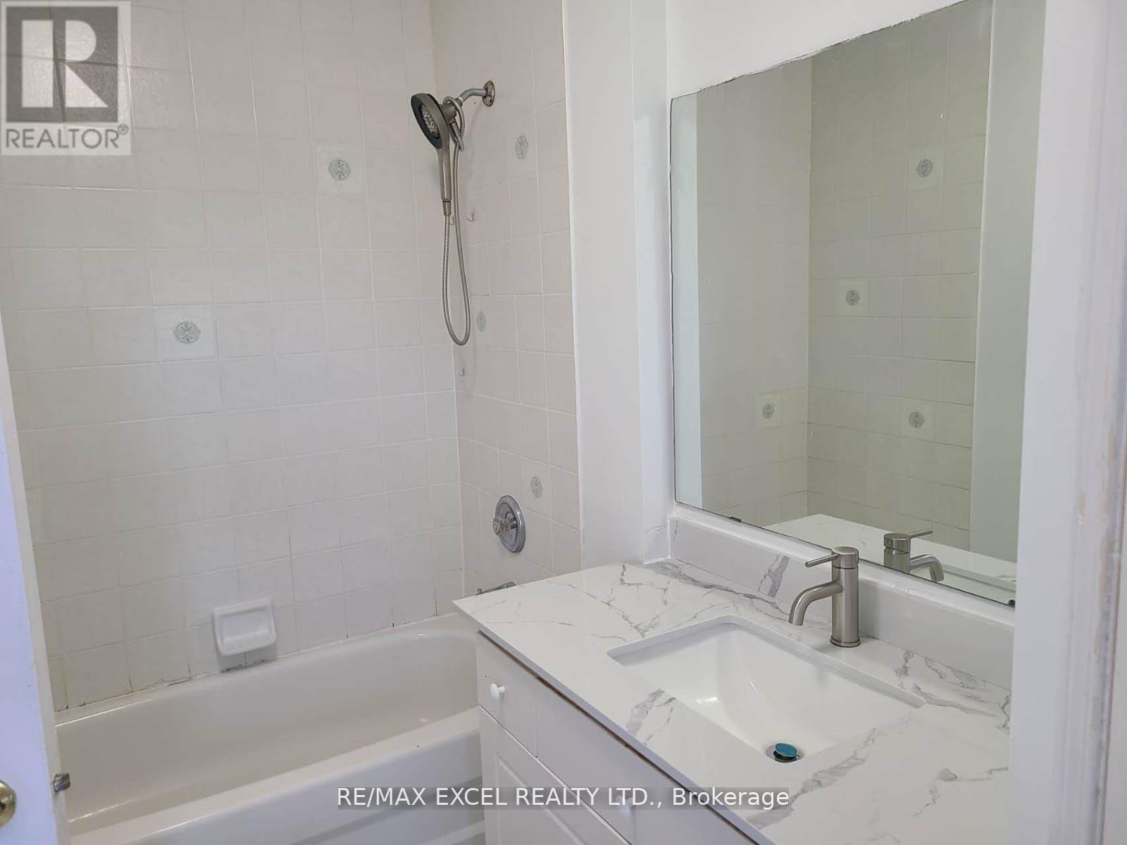 95 Bunchberry Way, Brampton, Ontario  L6R 2E8 - Photo 5 - W12431789
