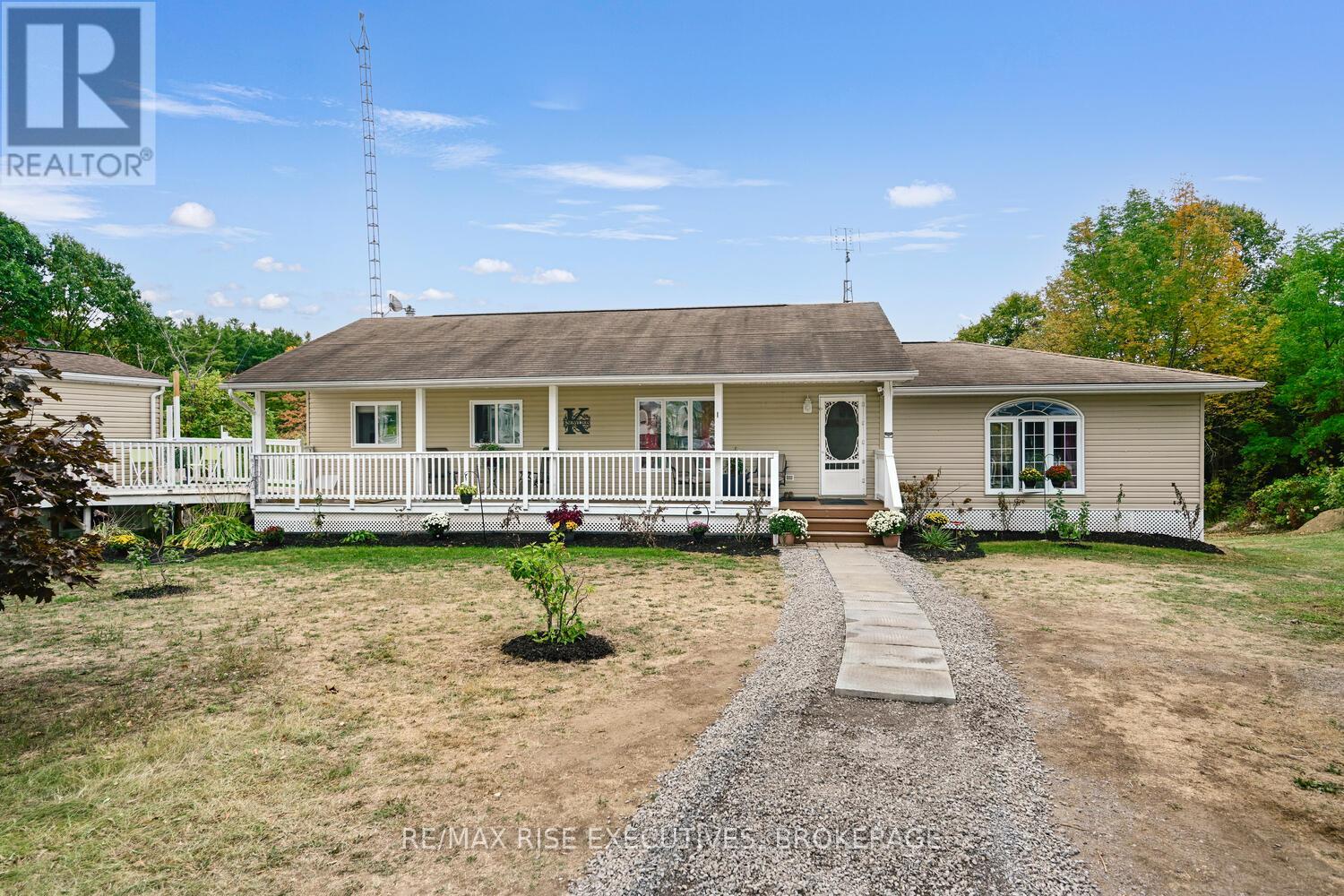 25 Park Street, Leeds And The Thousand Islands, Ontario  K0E 1N0 - Photo 2 - X12432062