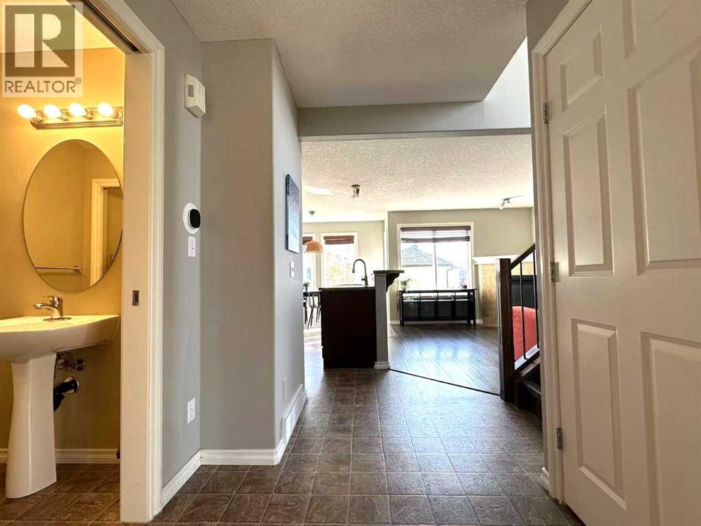 200 Royal Crest View Nw, Calgary, Alberta  T3G 5W3 - Photo 4 - A2254155