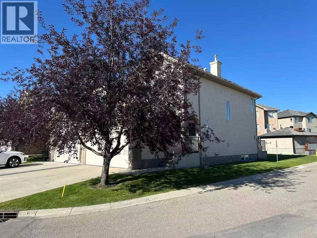 200 Royal Crest View Nw, Calgary, Alberta  T3G 5W3 - Photo 2 - A2254155