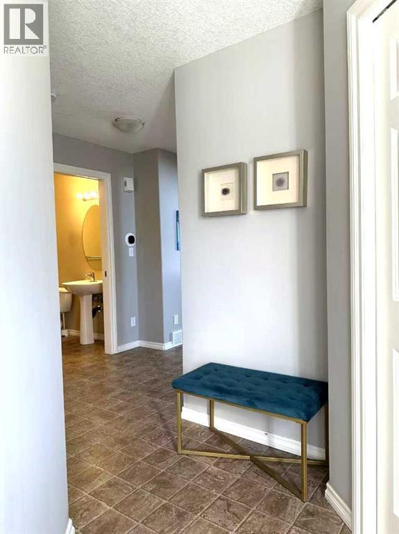 200 Royal Crest View Nw, Calgary, Alberta  T3G 5W3 - Photo 3 - A2254155