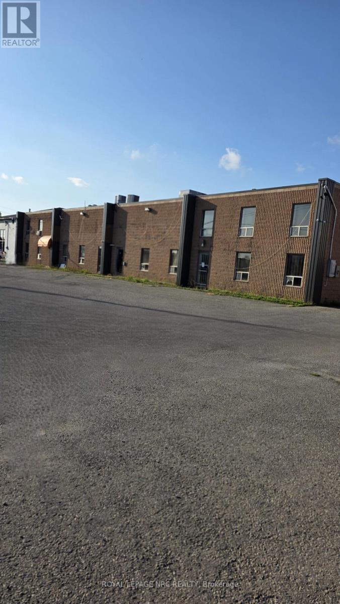 12-18 Clark Street S, Welland (Broadway), Ontario  L3B 5W6 - Photo 3 - X12432038