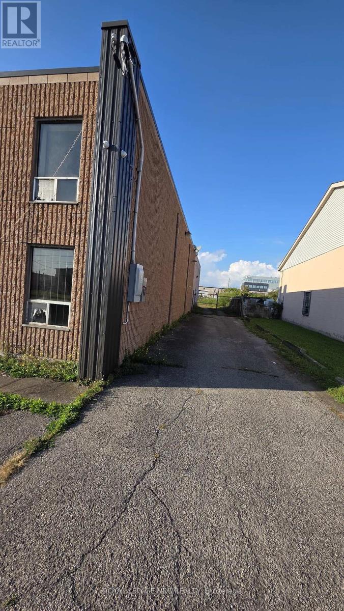 12-18 Clark Street S, Welland, Ontario  L3B 5W6 - Photo 18 - X12432038