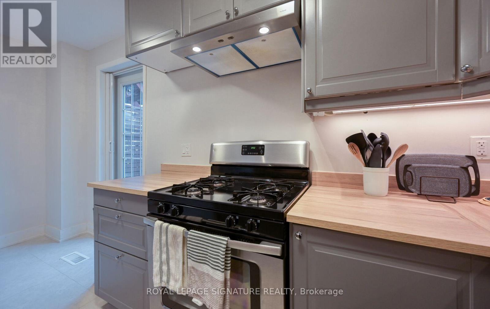 Upper - 466 Pape Avenue, Toronto, Ontario  M4K 3P7 - Photo 12 - E12431827