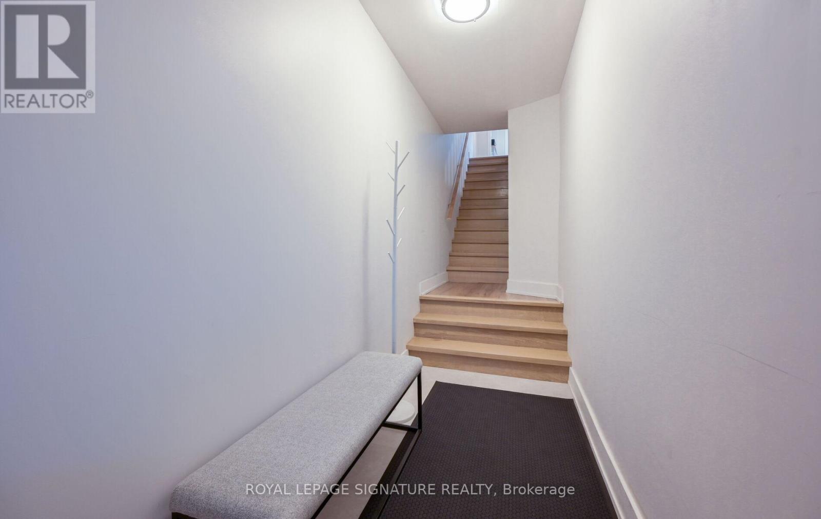Upper - 466 Pape Avenue, Toronto, Ontario  M4K 3P7 - Photo 2 - E12431827