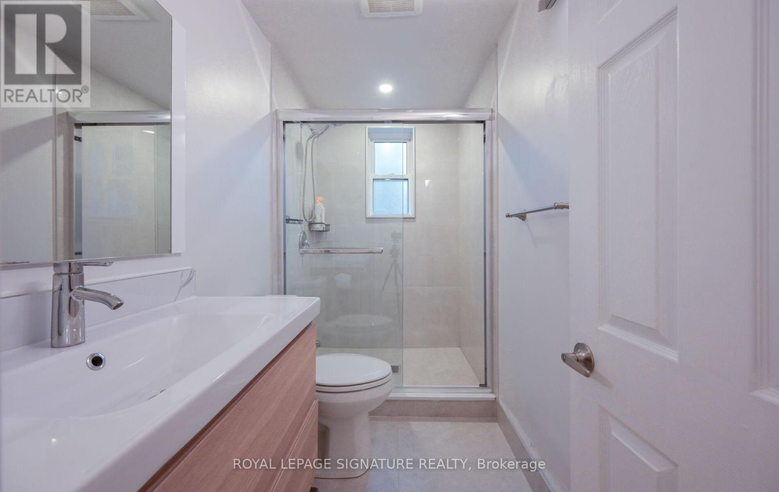 Upper - 466 Pape Avenue, Toronto, Ontario  M4K 3P7 - Photo 27 - E12431827