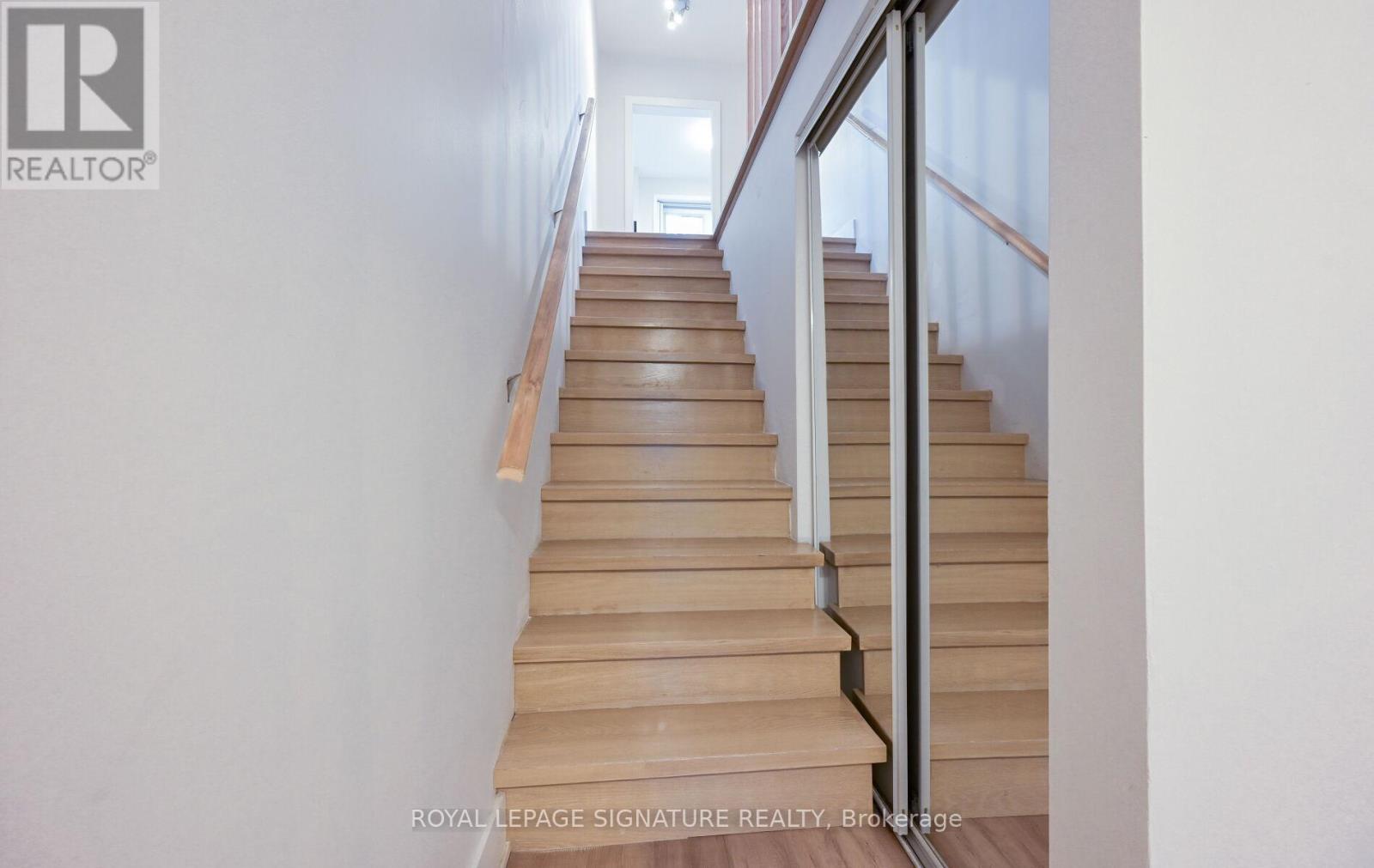 Upper - 466 Pape Avenue, Toronto, Ontario  M4K 3P7 - Photo 3 - E12431827