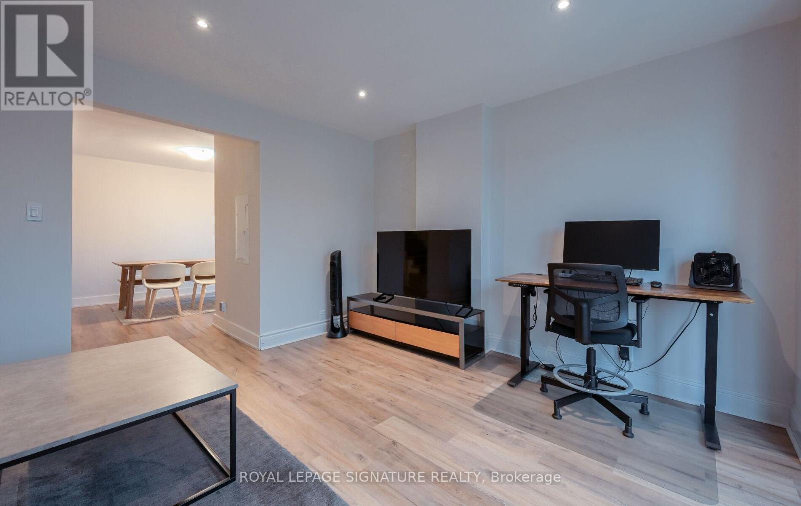 Upper - 466 Pape Avenue, Toronto, Ontario  M4K 3P7 - Photo 7 - E12431827
